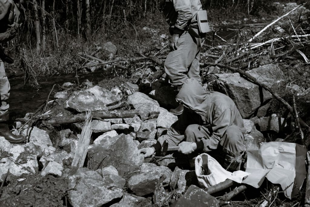 Geologen bei der Gesteinsaufnahme im Feld
